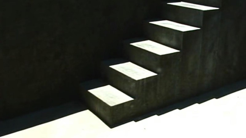 prizor iz animiranega filma. Stopnice z močnim svetlo-temnim kontrastom.